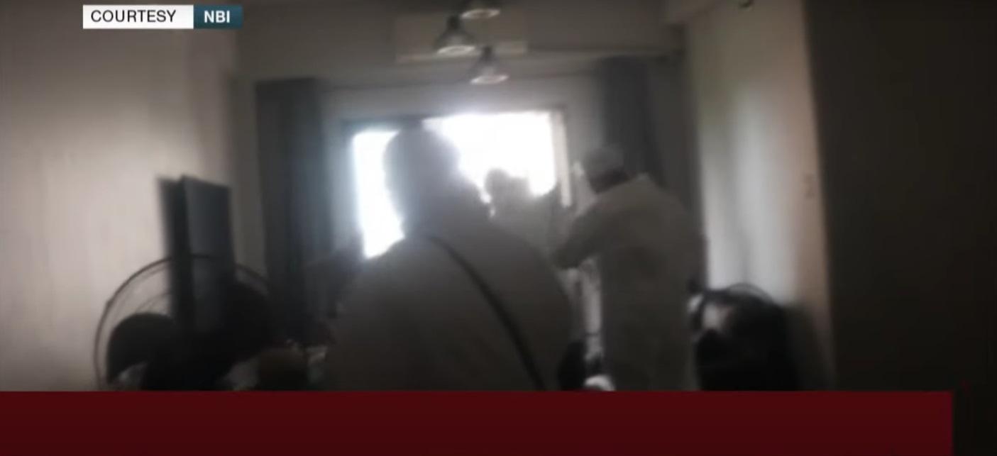 執法人員穿上保護衣,進入疑犯的住家搜查。據指疑犯住家已嚴重受核污染。(互聯網)