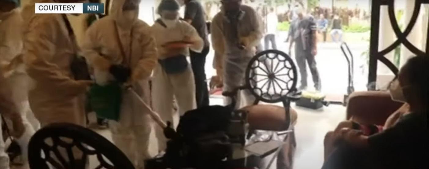 執法人員穿上保護衣,進入疑犯的住家搜查,並檢測核水平。據指疑犯住家已嚴重受核污染。(互聯網)