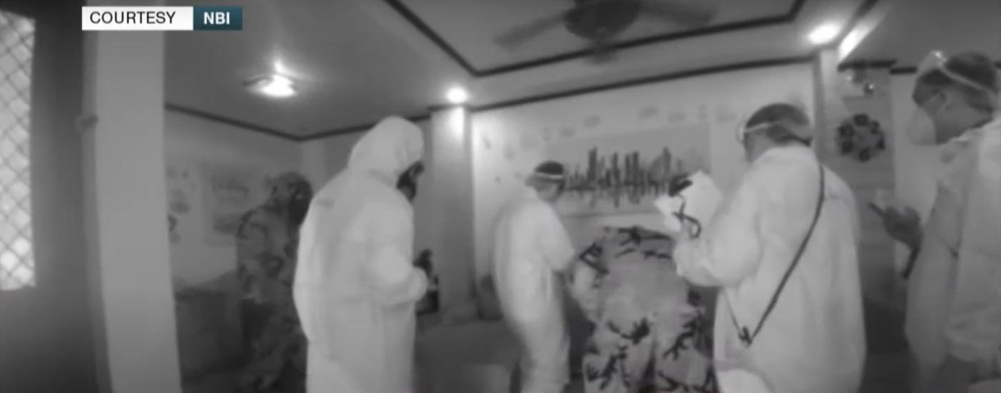 執法人員穿上保護衣,進入疑犯的住家搜查。據指疑犯住家已嚴重受核污染。(互聯網)