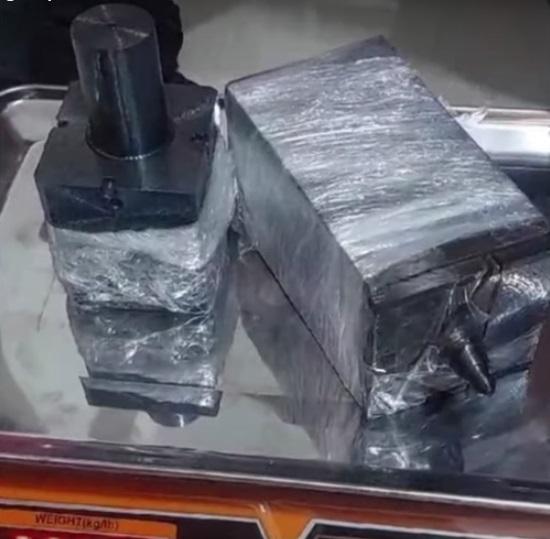 執法人員檢獲的物品。(互聯網)