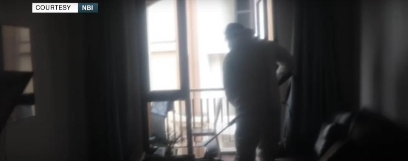 執法人員穿上保護衣,進入疑犯的住家搜查,並檢測核水平。據指疑犯住家已嚴重受核污染。(互聯網)