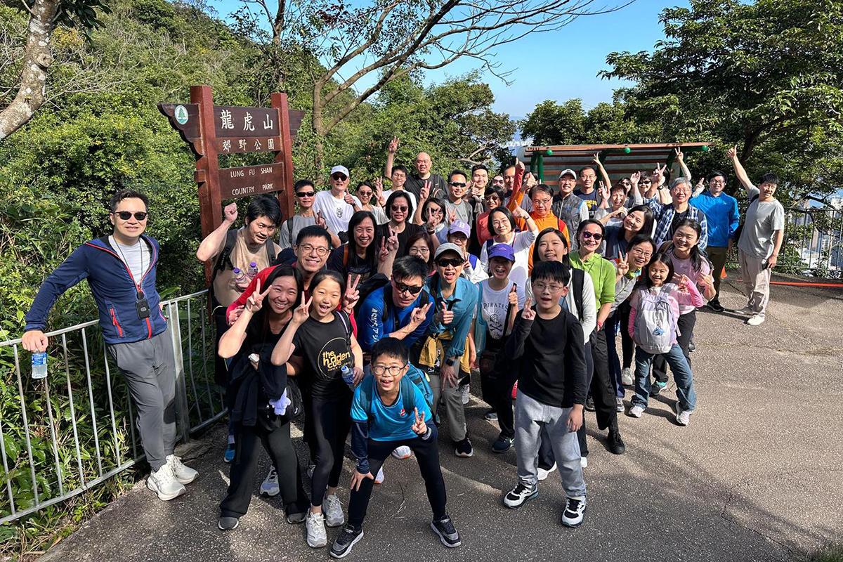 盧寵茂同陳松青帶領一班醫衞局員工行山。(醫務衞生局FB)