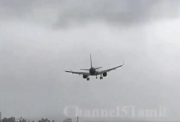 客機在風暴中降落。(互聯網)