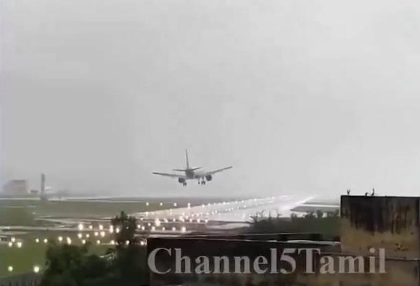 客機在風暴中降落,被強風吹至左搖右擺。(互聯網)