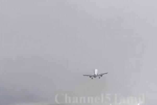 機師決定再爬升,取消降落。(互聯網)