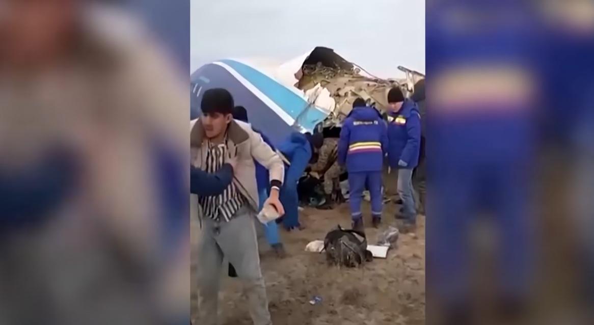 有乘客在救援人員協助下逃出機艙。(互聯網)