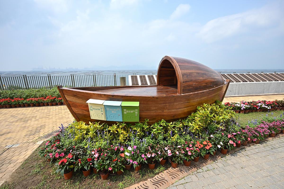 曾咀紀念花園用作投遞心意信箋的木雕藝術品「渡船」。(謝展寰網誌圖片)