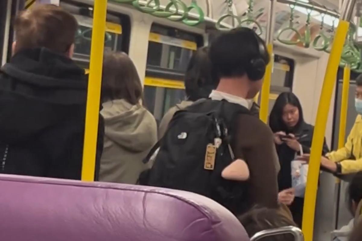 港鐵有乘客就車廂飲食斥責其他人,同時有男學生正從容地聽音樂擺動身體,相映成趣。(Threads影片截圖)