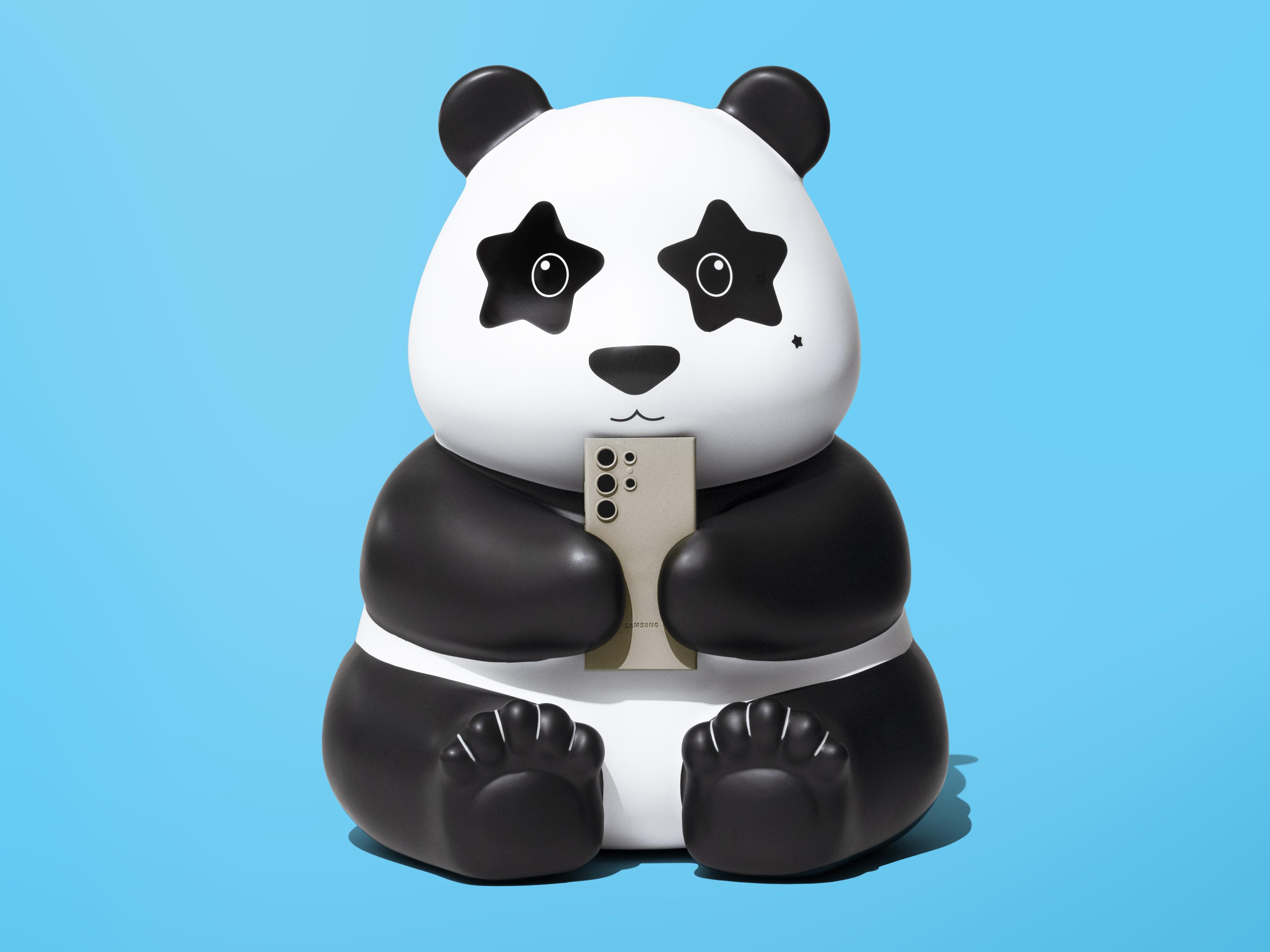 手持Samsung手機的「星星星」熊貓造型趣緻。