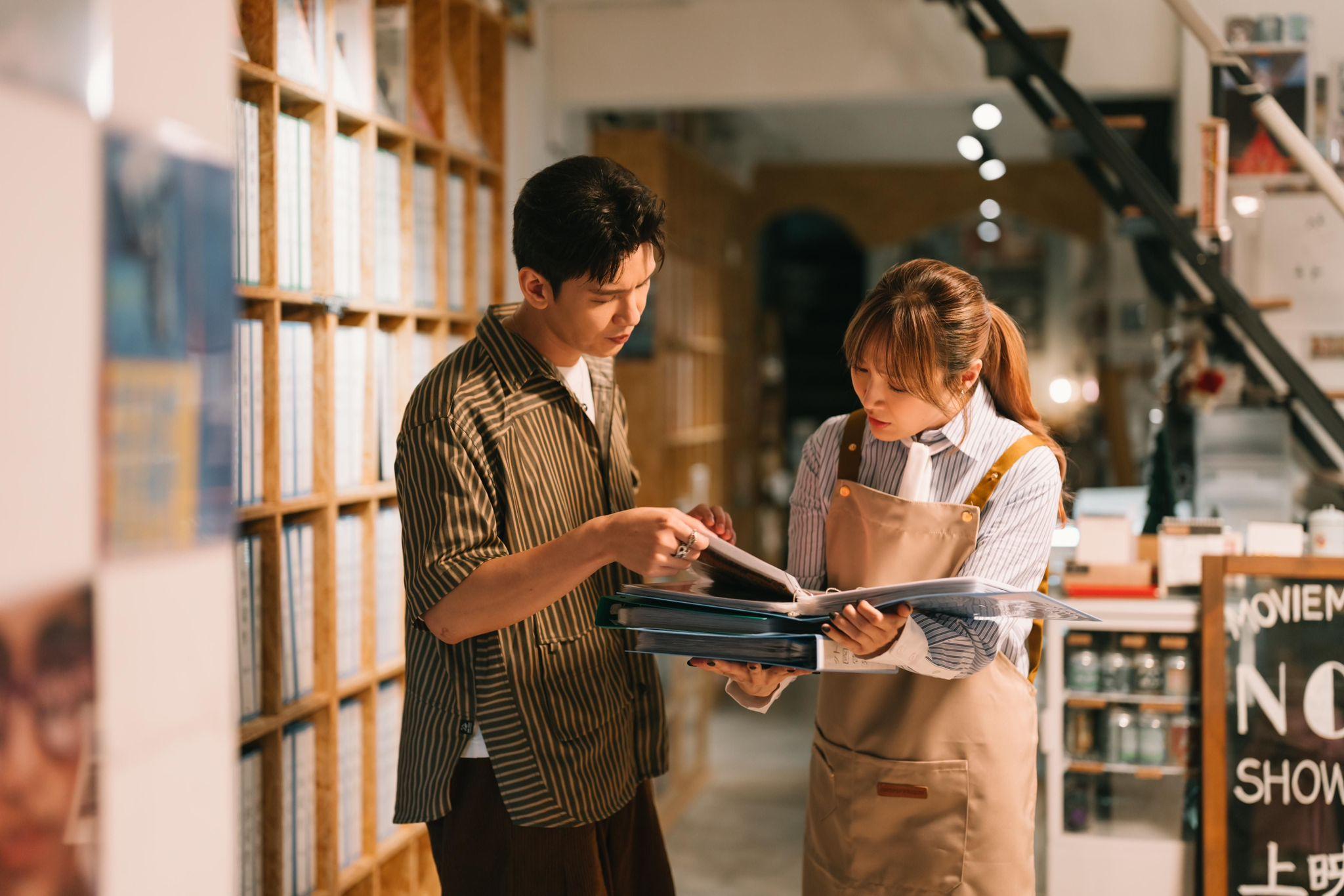 Phil亦有份參演MV,更扮演一位「麻煩客」。