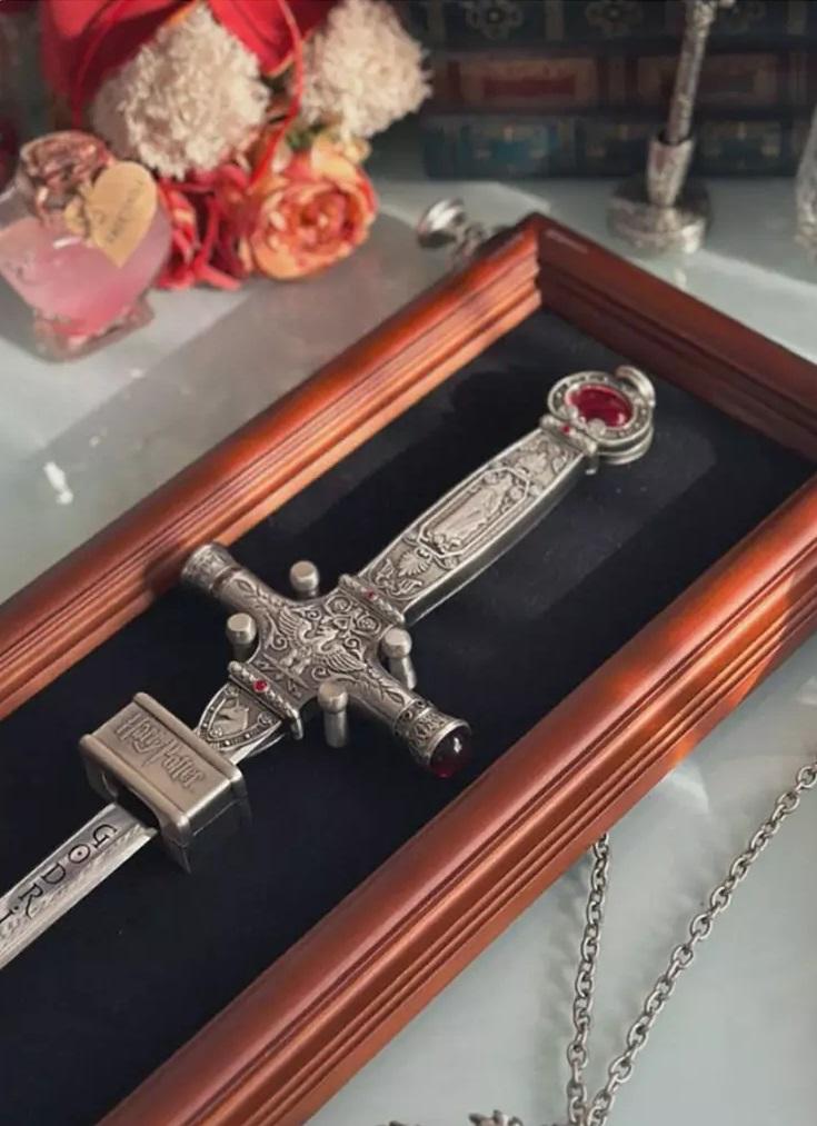 日本網民PO出「葛來分多之劍」。(互聯網)