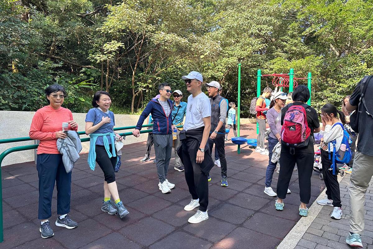 盧寵茂帶領一班醫衞局員工行山。(醫務衞生局FB)