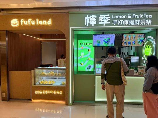 「檸季」、「不二同學」、「西塔姥太太」、「農耕記」、「太二酸菜魚」、「九園重慶小吃」、超市「好特賣(HotMaxx)」等內地品牌先後進駐將軍澳各大商場。(連登討論區)