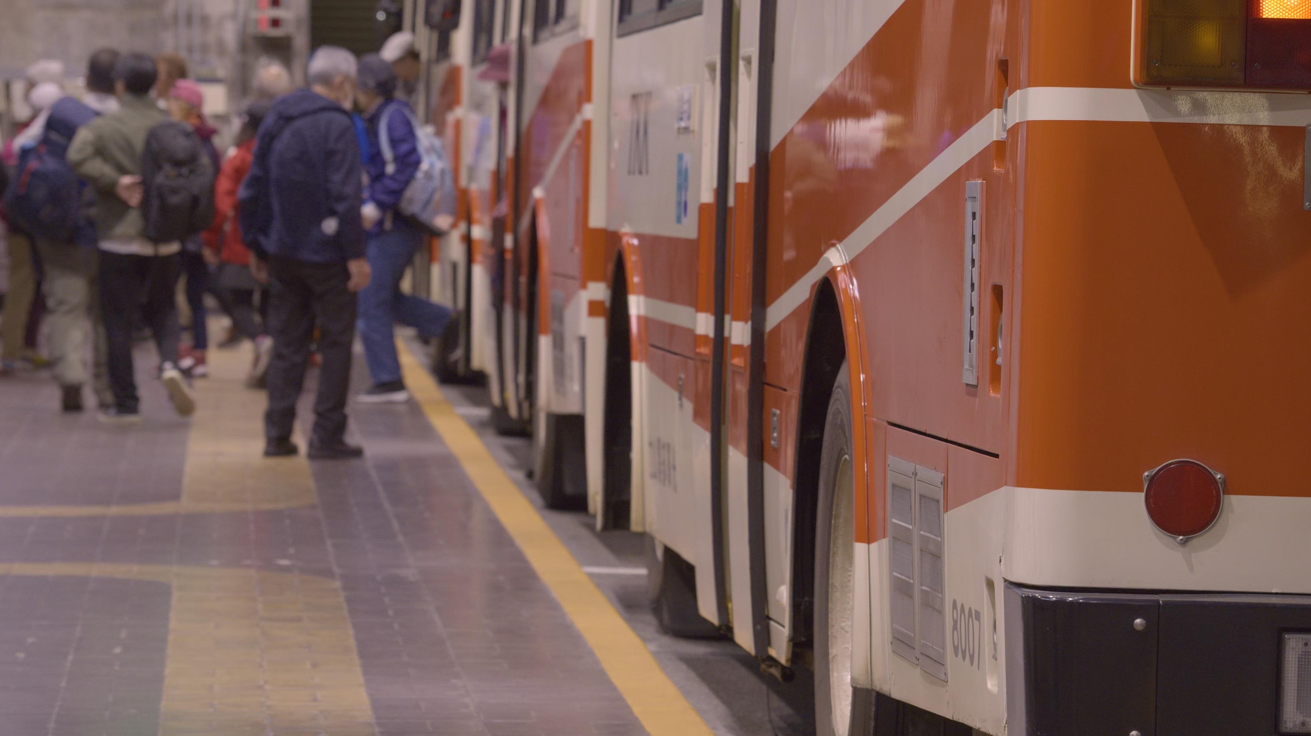 立山黑部具標誌性的立山隧道無軌電車。(互聯網)