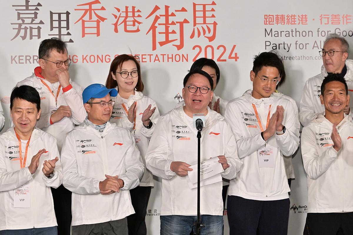 陳國基(中)希望跑手突破自我的同時,亦享受長跑樂趣。(政府新聞處)