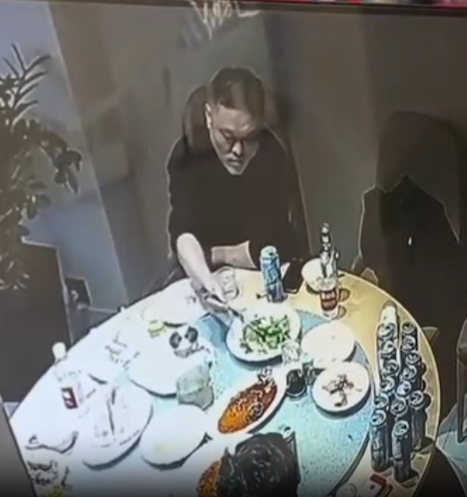 霸王餐︱湖北男最後以筷子把體毛和食物混合。