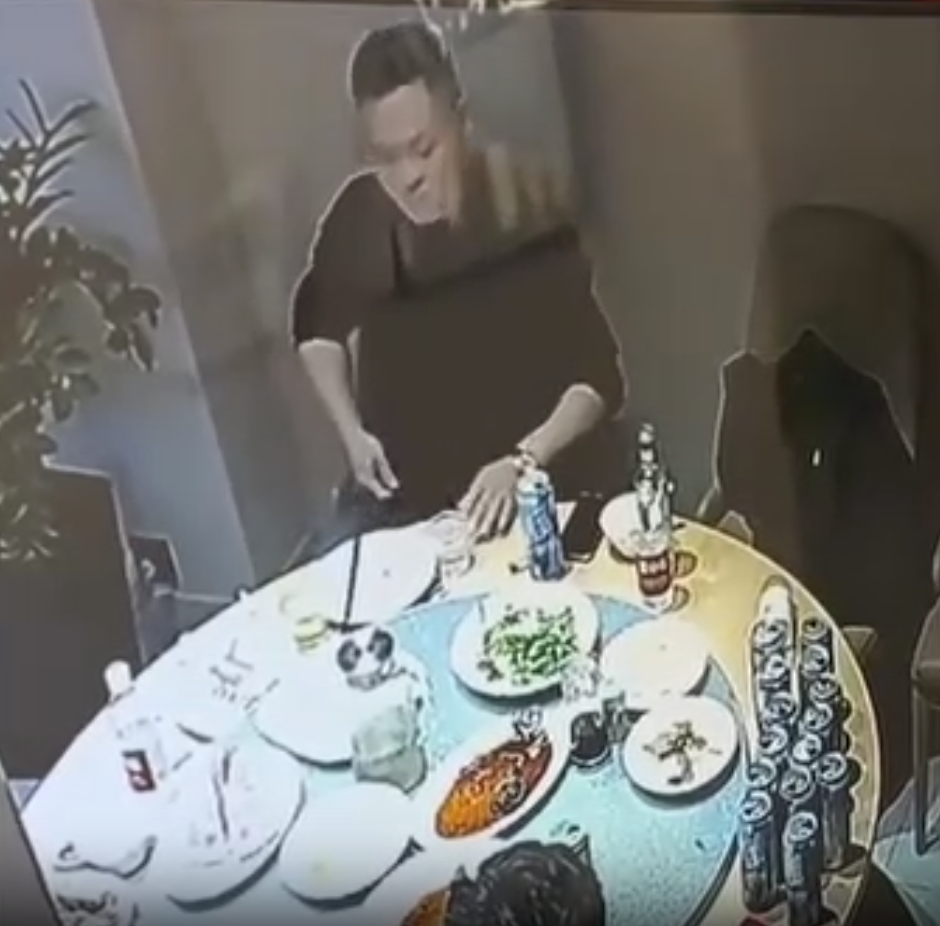 霸王餐︱湖北男把手伸入褲內,用力拔出體毛。