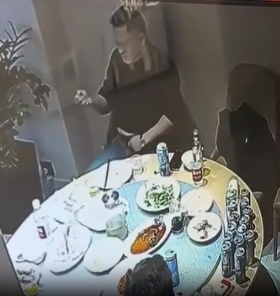 霸王餐︱湖北男先「欣賞」了兩秒自己的體毛。