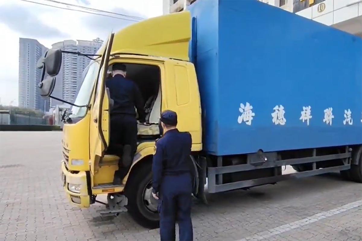 內地皇崗海關查獲一批印有「問題地圖」的出口書籍。(海關總署微信公眾號影片截圖)