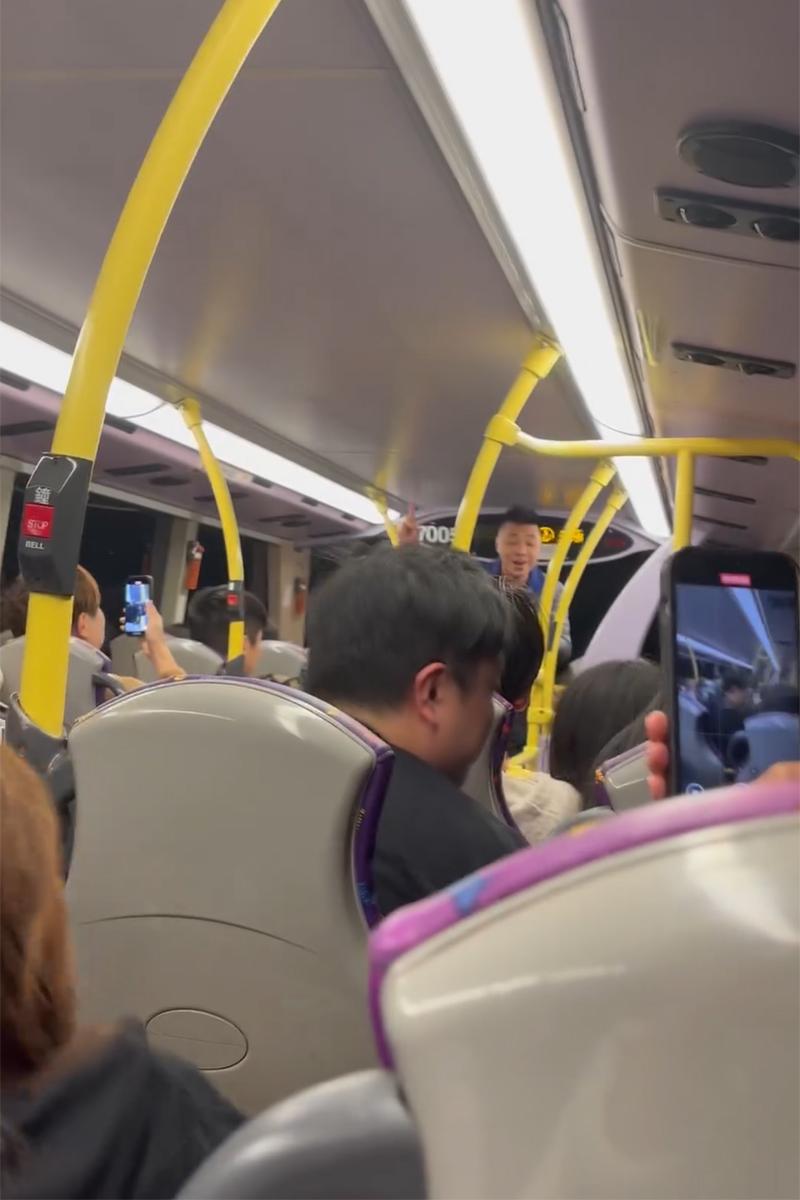 上層乘客合唱聖誕歌的片段被分享至社交網站。(Threads影片截圖)