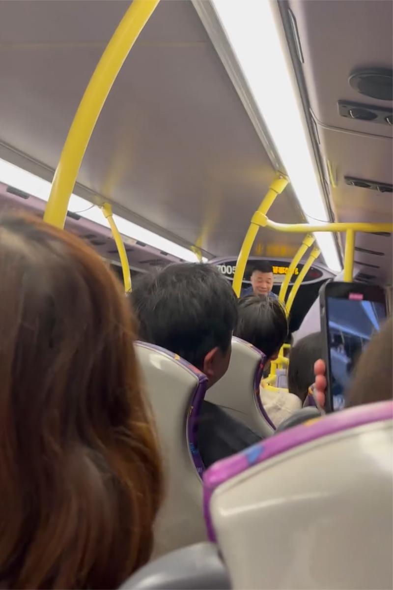 上層乘客合唱聖誕歌的片段被分享至社交網站。(Threads影片截圖)