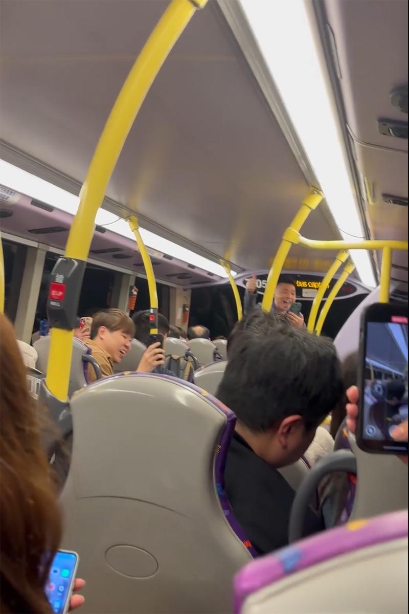 上層乘客合唱聖誕歌的片段被分享至社交網站。(Threads影片截圖)