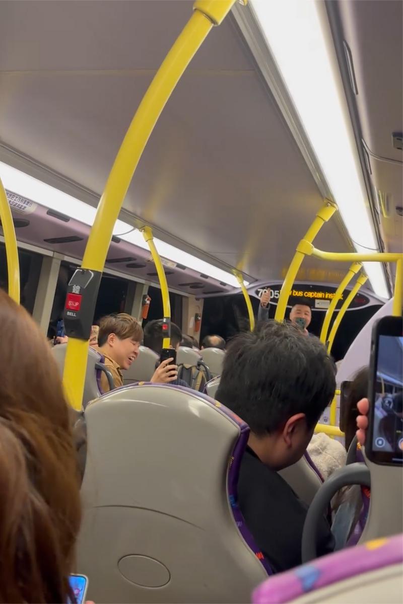 上層乘客合唱聖誕歌的片段被分享至社交網站。(Threads影片截圖)