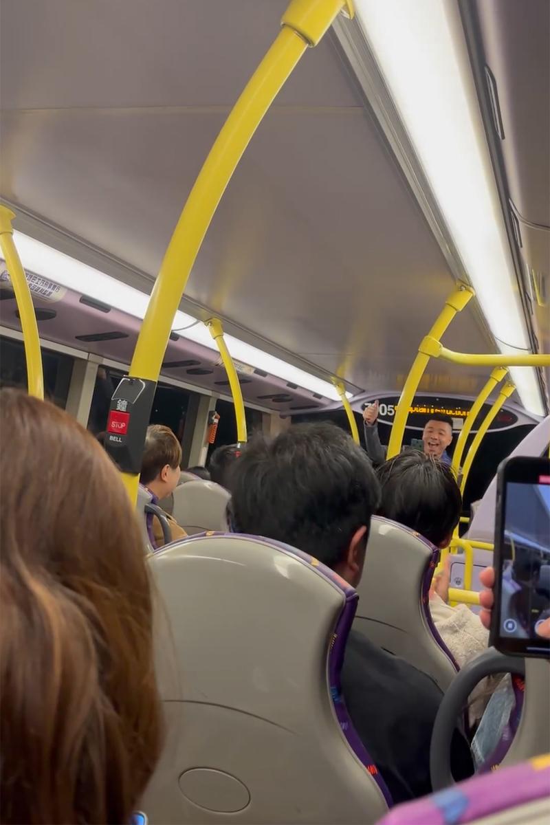 上層乘客合唱聖誕歌的片段被分享至社交網站。(Threads影片截圖)