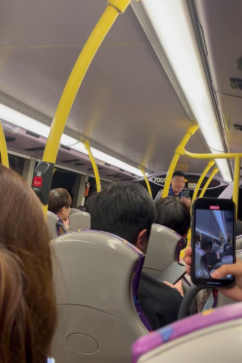 上層乘客合唱聖誕歌的片段被分享至社交網站。(Threads影片截圖)