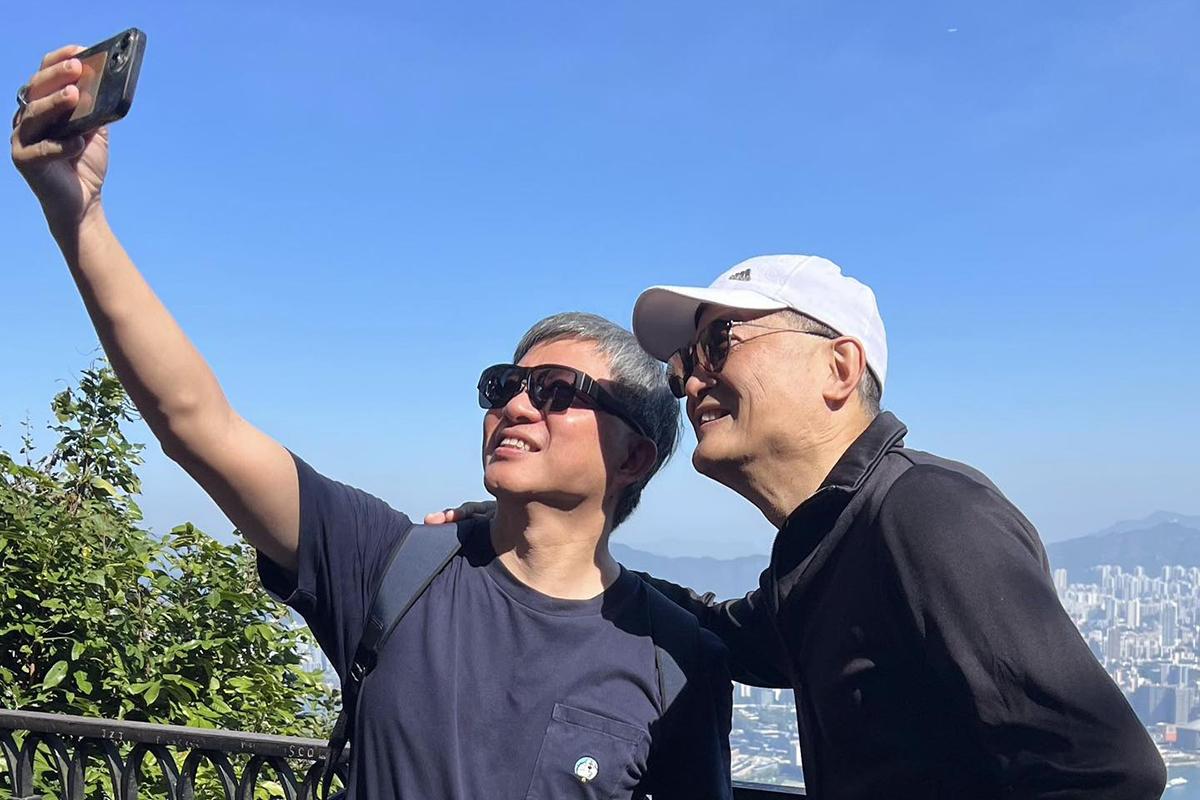 盧寵茂(右)同陳松青喺維港景色前面自拍。(醫務衞生局FB)