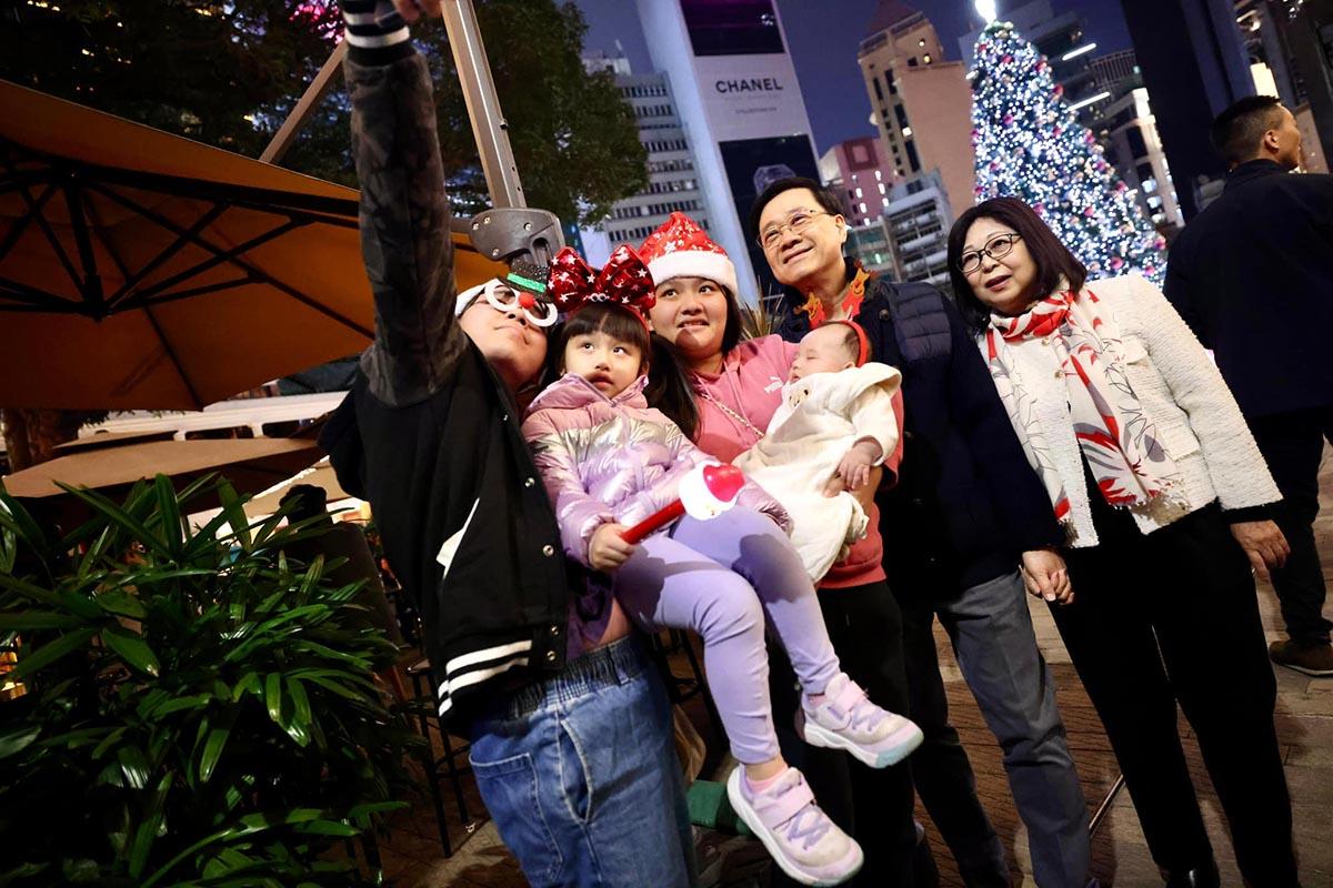 李家超夫婦與市民合照。(李家超FB)