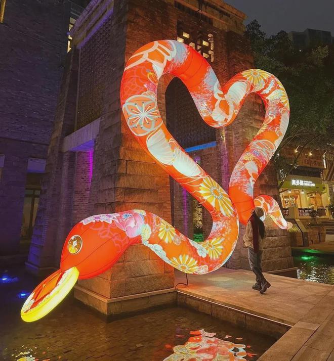 重慶蛇年吉祥物,包含重慶文化特色。