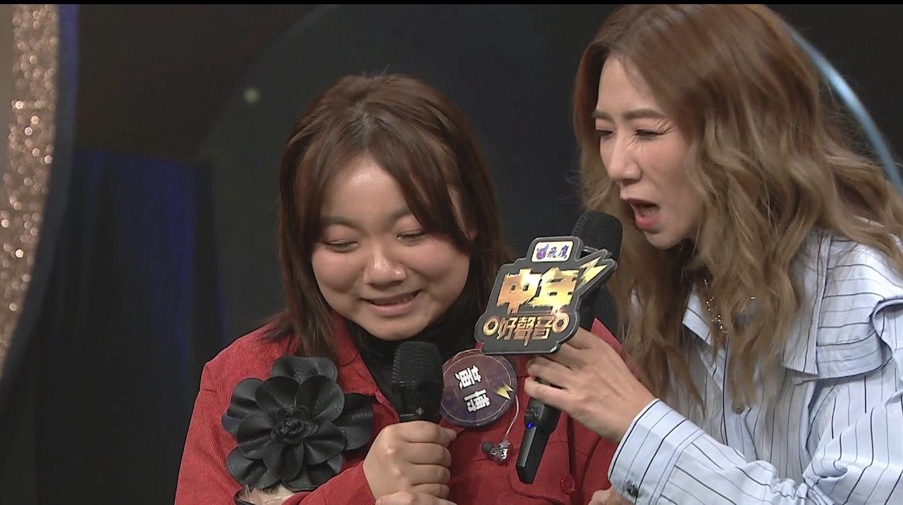 黃博多咗眼神交流獲車婉婉讚「對眼有火」。