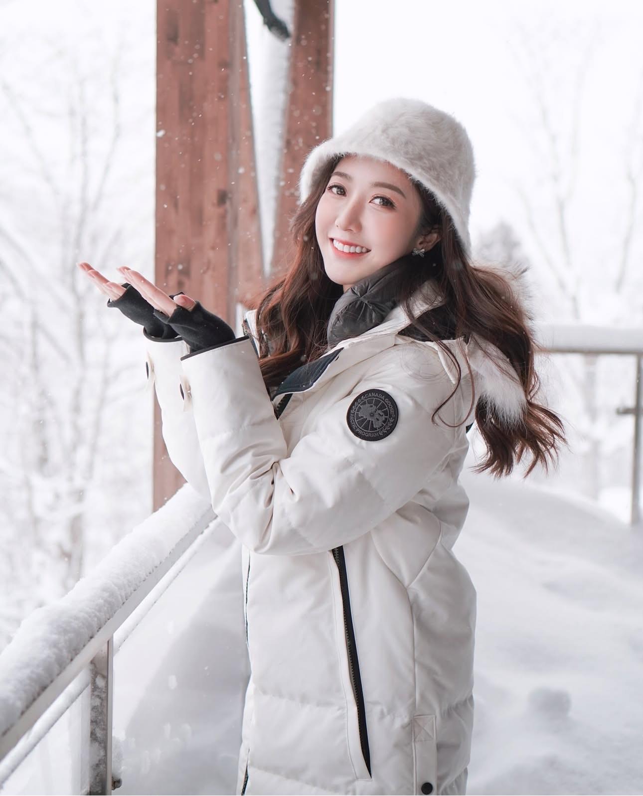 早前,何依婷與老公去玩雪。