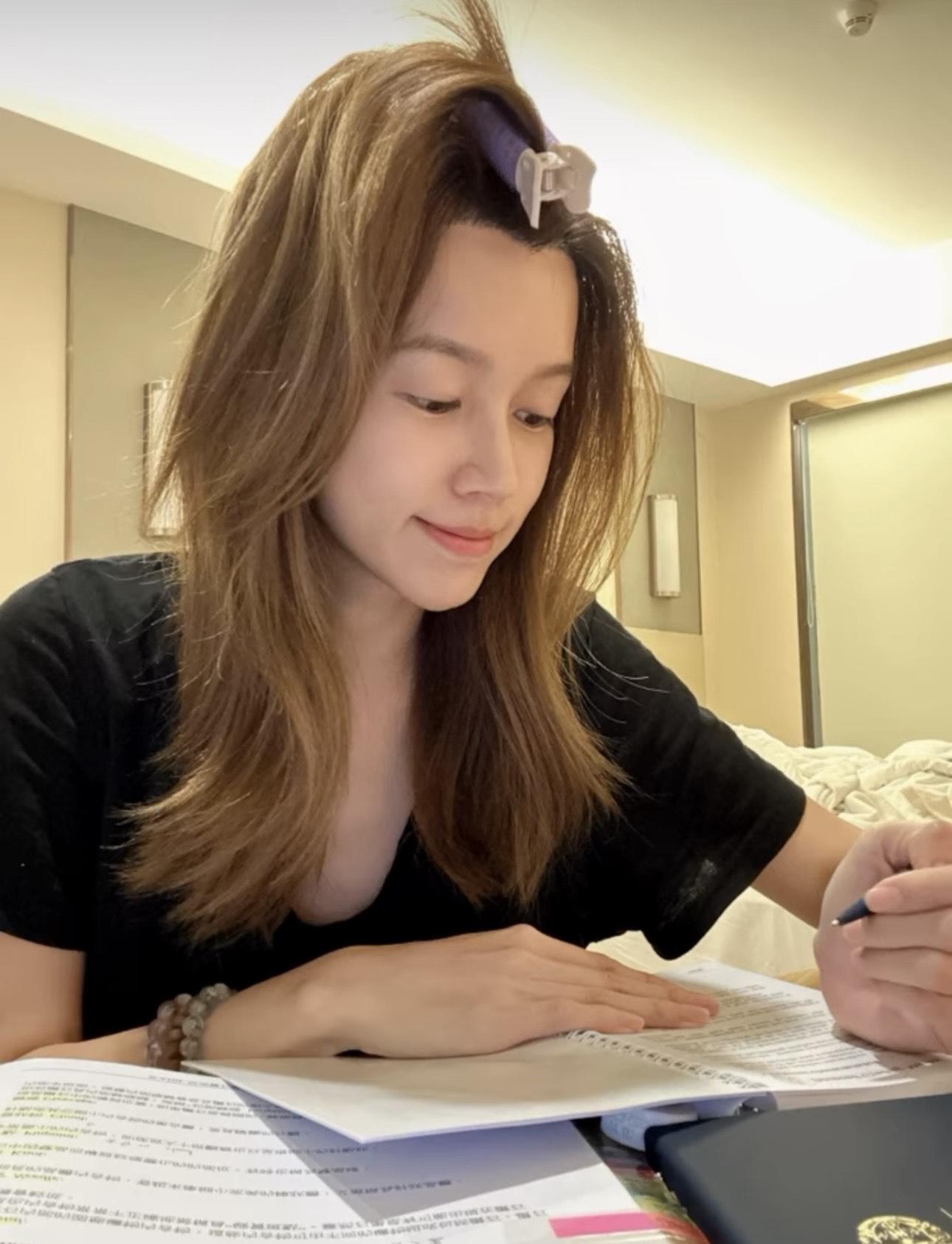 傅嘉莉自爆這兩天為了考試,緊張到肚痾。