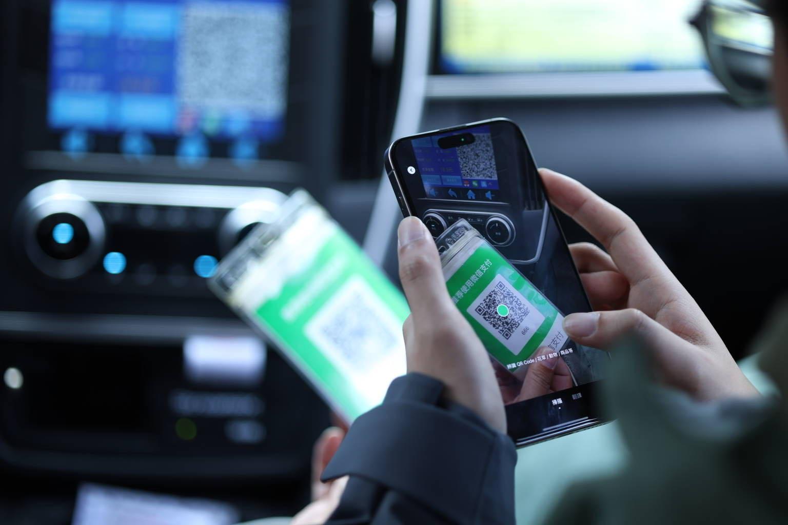 以WeChat/微信面對面掃瞄司機的收款碼,先手動輸入人民幣金額,系統自動將人民幣轉換至港幣結算。