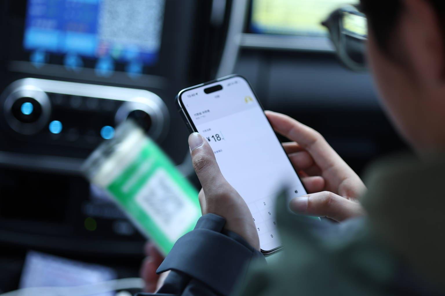 以WeChat/微信面對面掃瞄司機的收款碼,先手動輸入人民幣金額,系統自動將人民幣轉換至港幣結算。