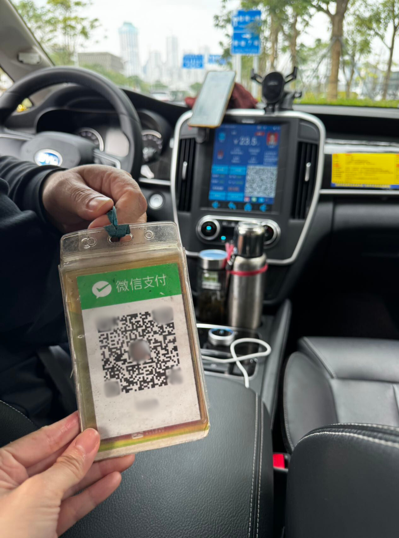 以WeChat/微信面對面掃瞄司機的收款碼,先手動輸入人民幣金額,系統自動將人民幣轉換至港幣結算。