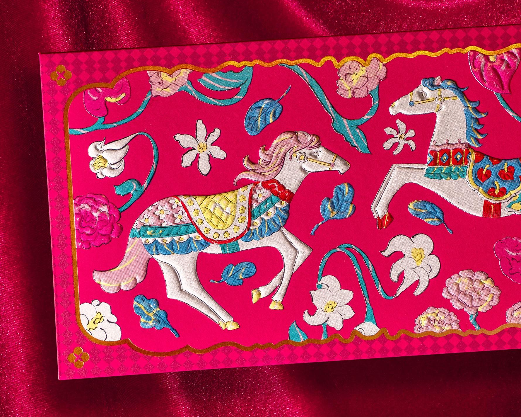 「幸運棋緣」利是封以馬、風車、繁花及招財貓等為主題。