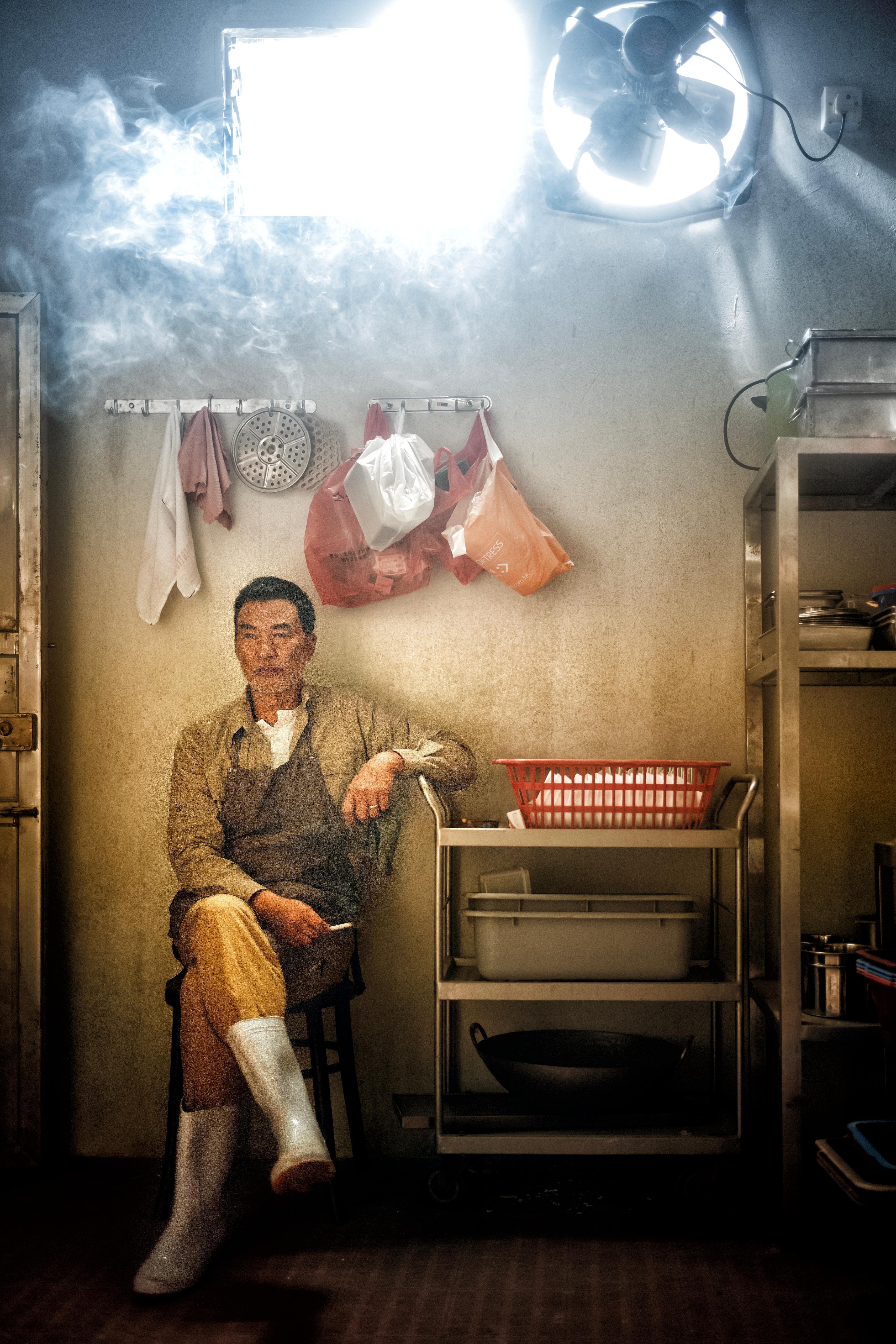 任達華在《紅豆》中演糖水店師傅,更親自學炒豆。