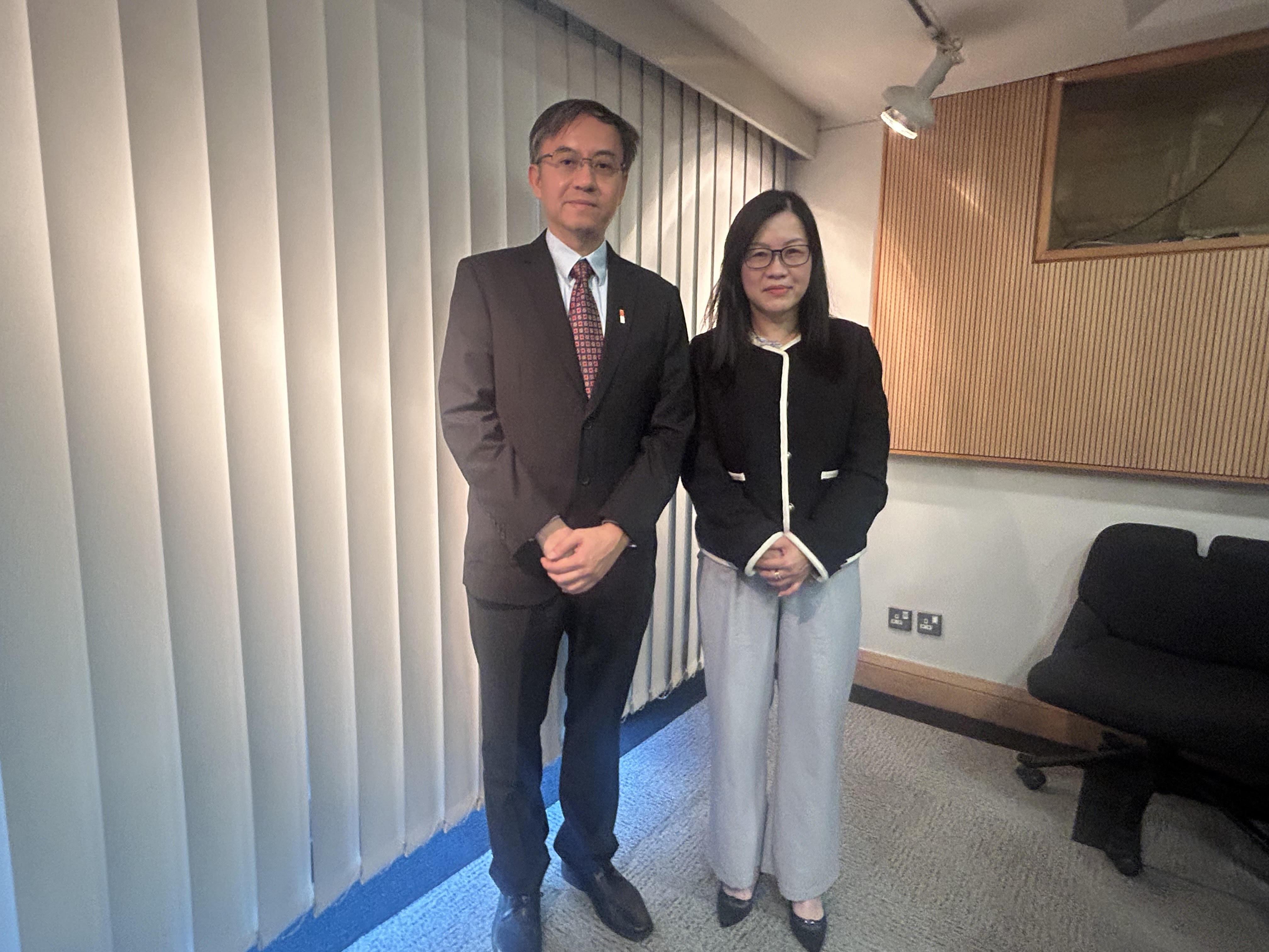 麥萃才(左)與陳翠微介紹房委會的財政狀況。(朱慧恩攝)