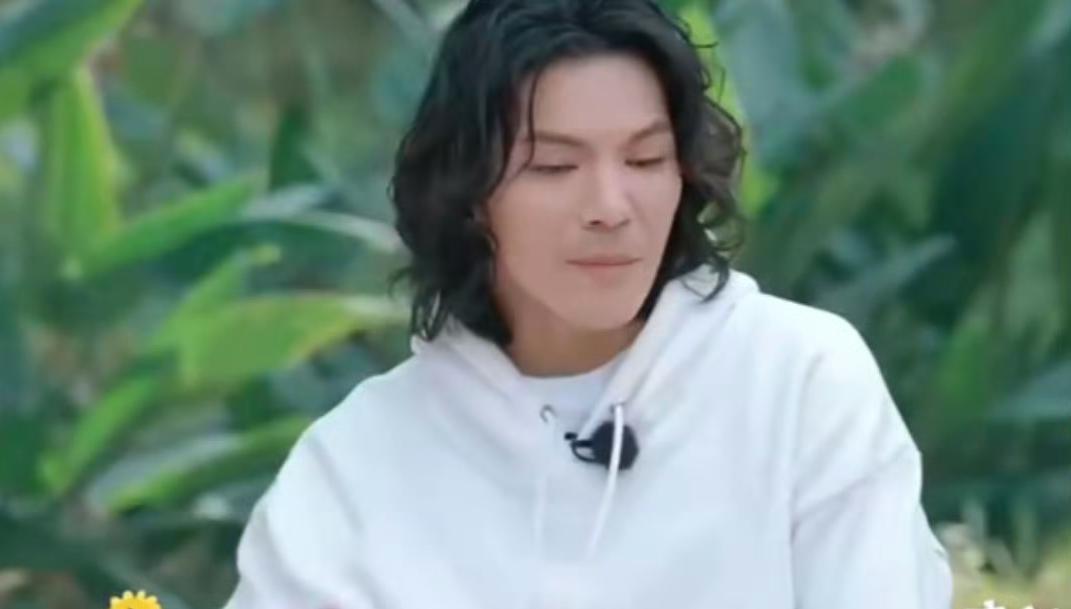 向佐在內地節目《太陽市集》最新一集,大方談及跟老婆的甜蜜婚姻生活。