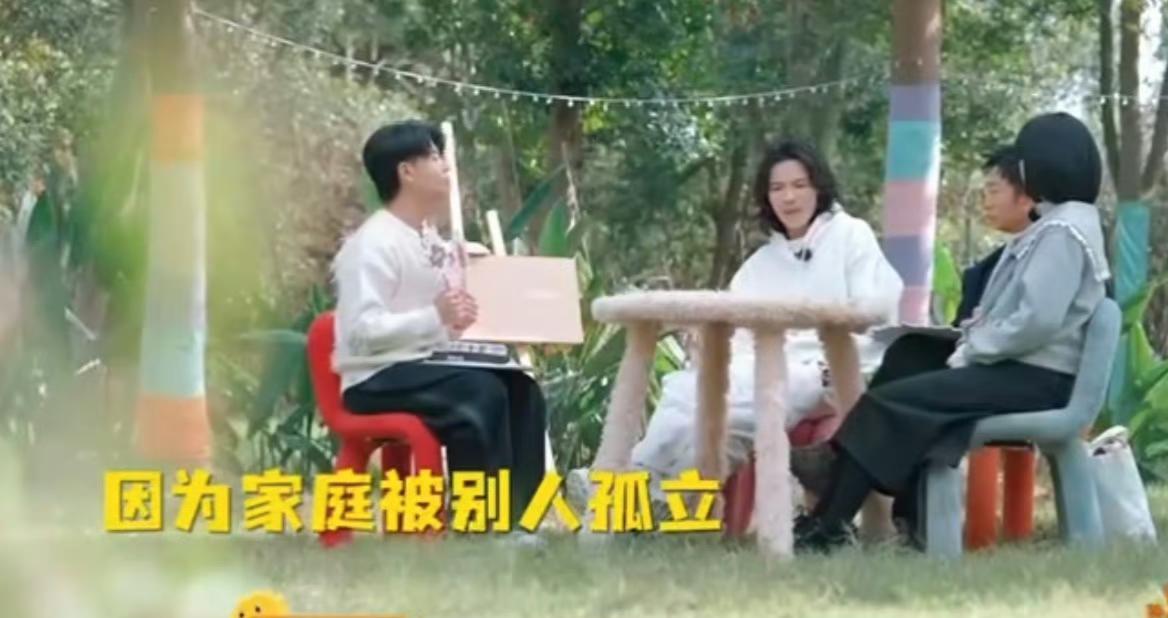 向佐在節目《太陽市集》中透露小學時遭同學仔霸凌、排斥。