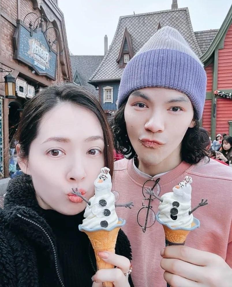 向佐與台灣女星郭碧婷婚後育有一子一女,夫妻感情深厚。