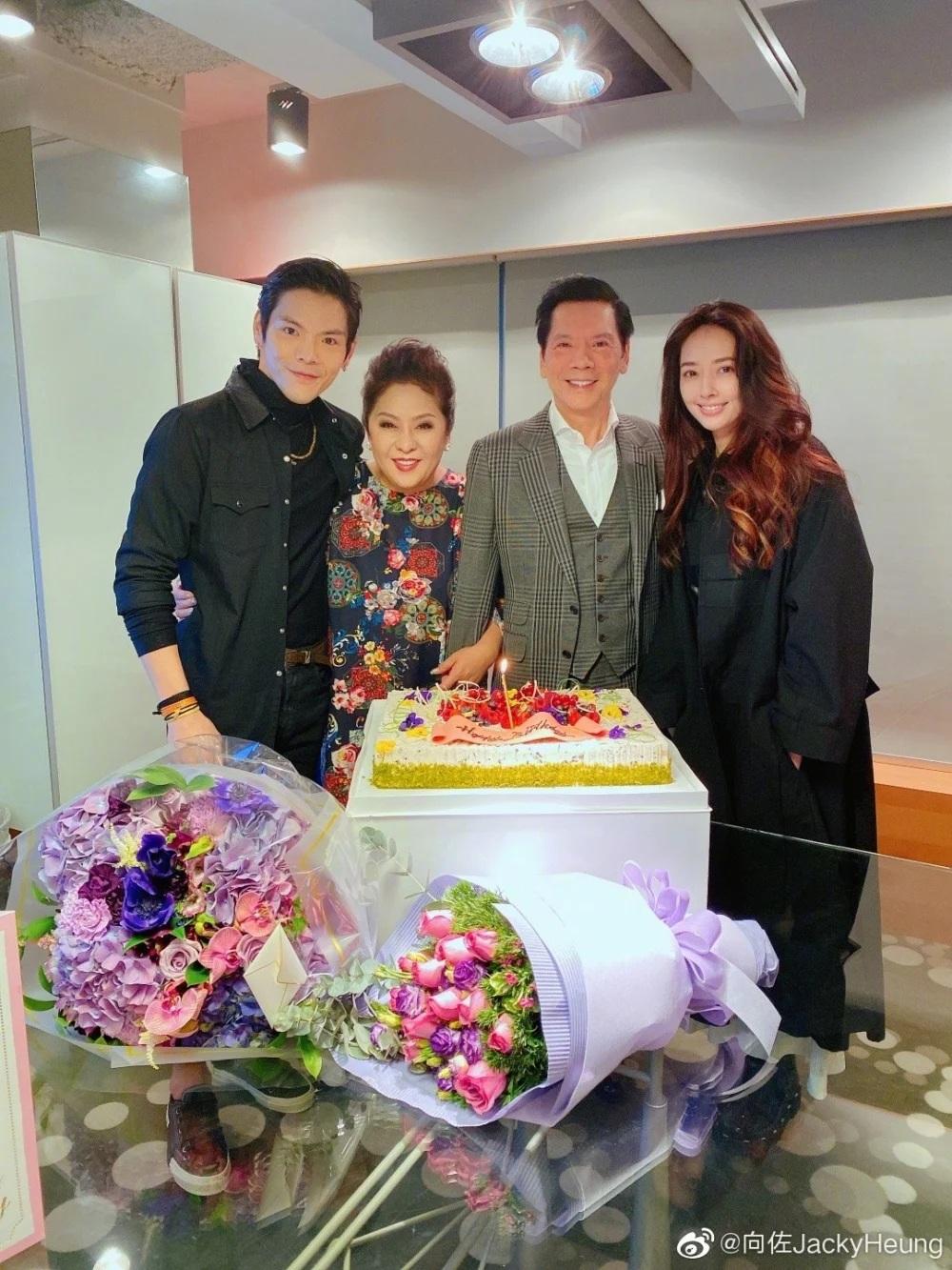 向佐稱因為父母關係,童年時被同學排斥,家長們更擔心子女接近他「會有危險」。