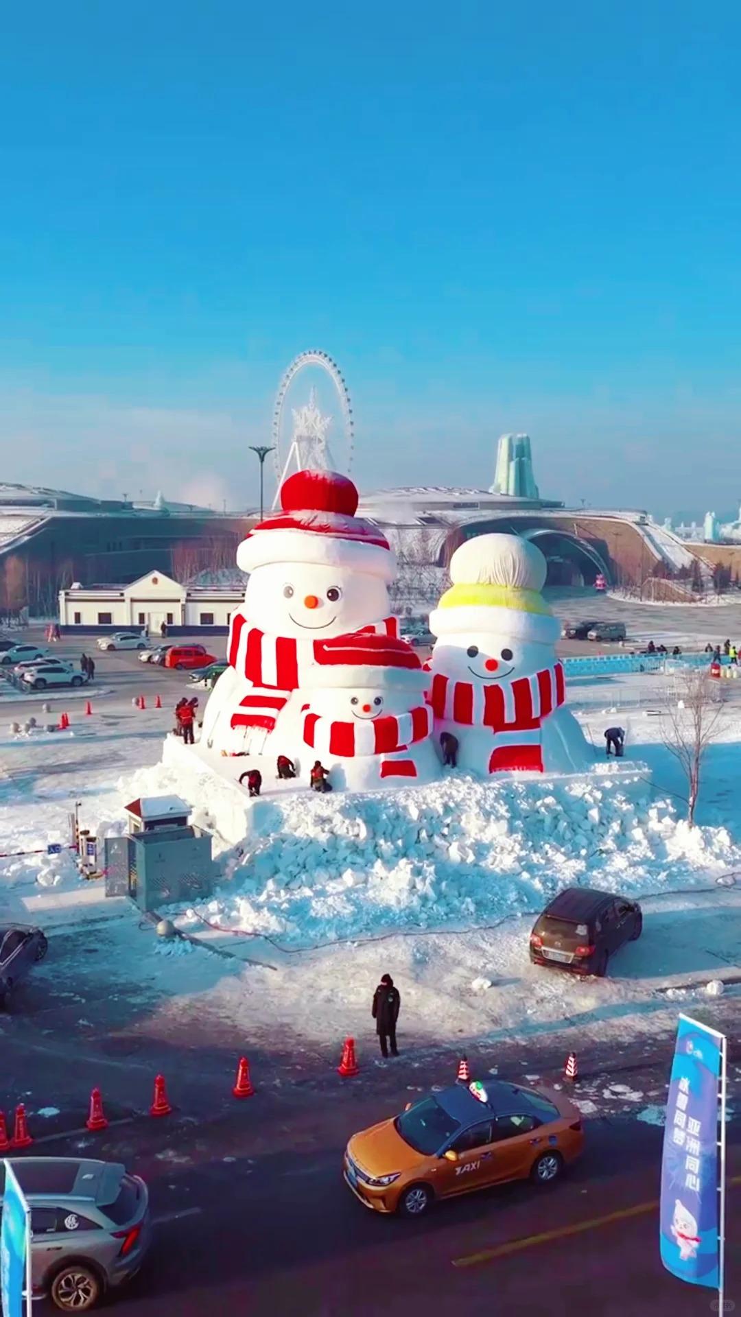 航拍下的哈爾濱冰雪大世界大雪人,身後是藍天白雲和唯美冰雕,猶如置身童話世界之中。(圖片來源:1758🍓草莓@小紅書)