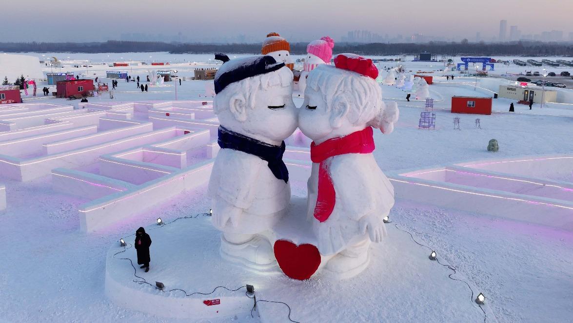 「爾濱之心歡樂島」園區以「愛」為主題,共搭建了56處心形景觀讓遊客打卡,到處都充滿愛的氛圍。(圖片來源:視覺中國)