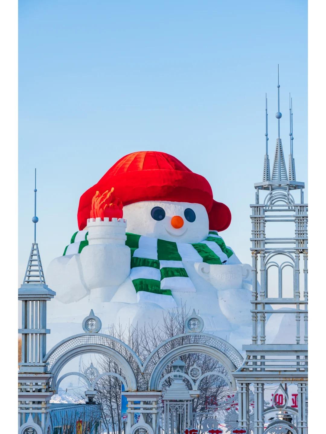 為慶祝哈爾濱成功申辦2025年亞冬會,今年外灘雪人碼頭的大雪人以火炬手為靈感。(圖片來源:極攝@小紅書)