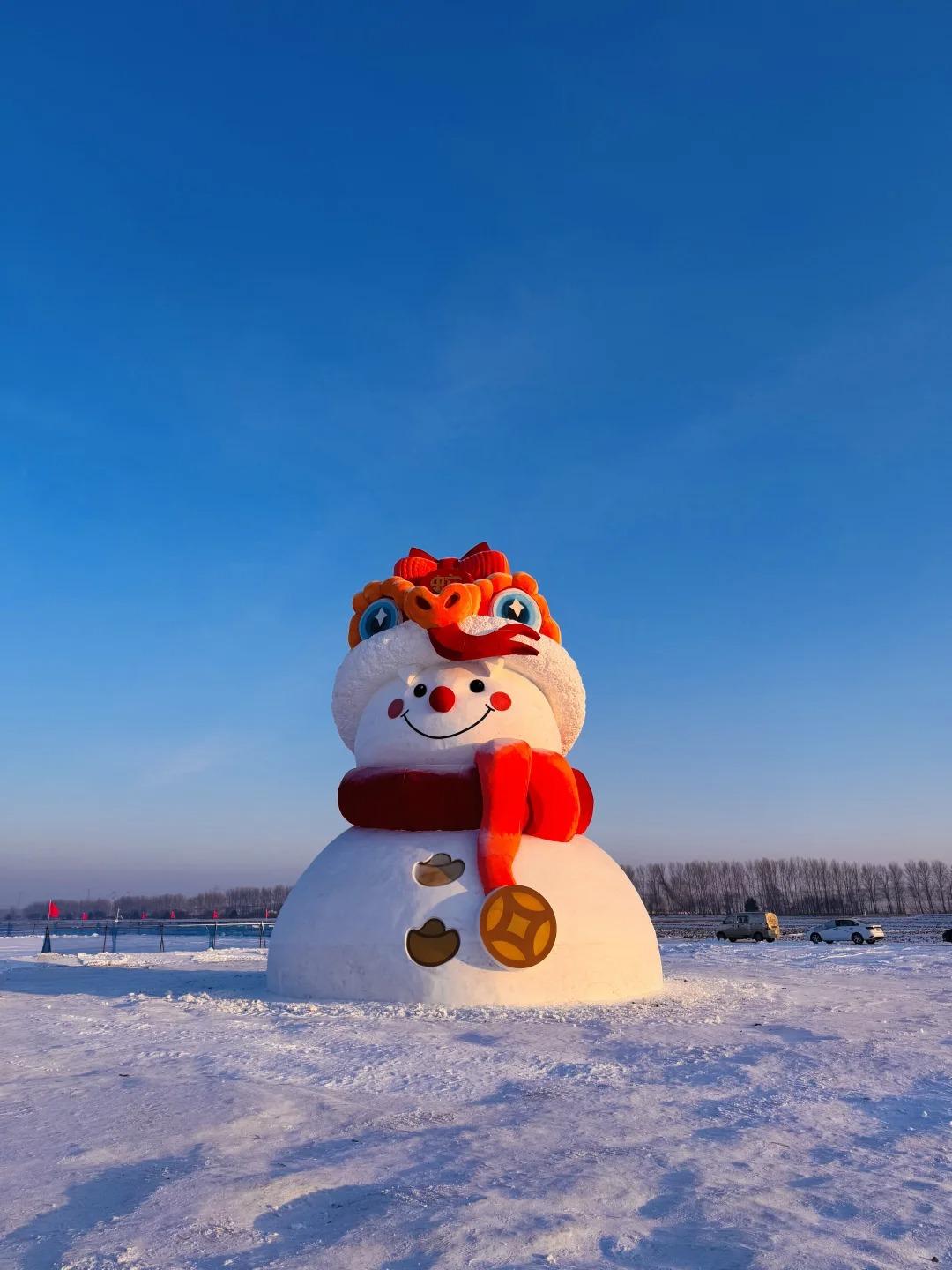 哈爾濱閆家崗農場中的生肖「蛇」大雪人,搭配紅色圍巾,模樣可愛呆萌。(圖片來源:蛋仔在旅行@小紅書)