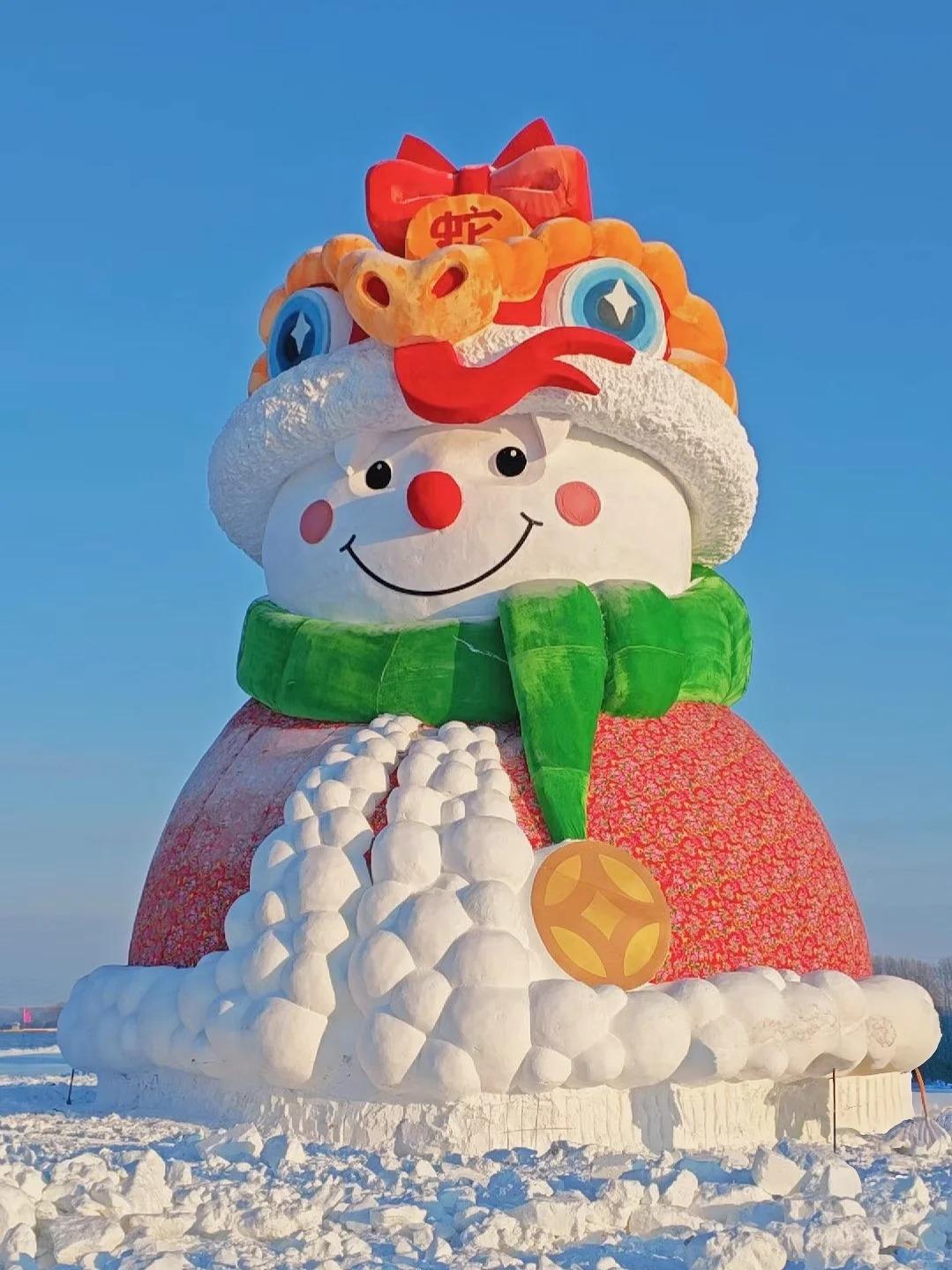 除了生肖「蛇」大雪人,在哈爾濱閆家崗農場中,還有一個身穿東北花棉襖的可愛大雪人。(圖片來源:蛋仔在旅行@小紅書)